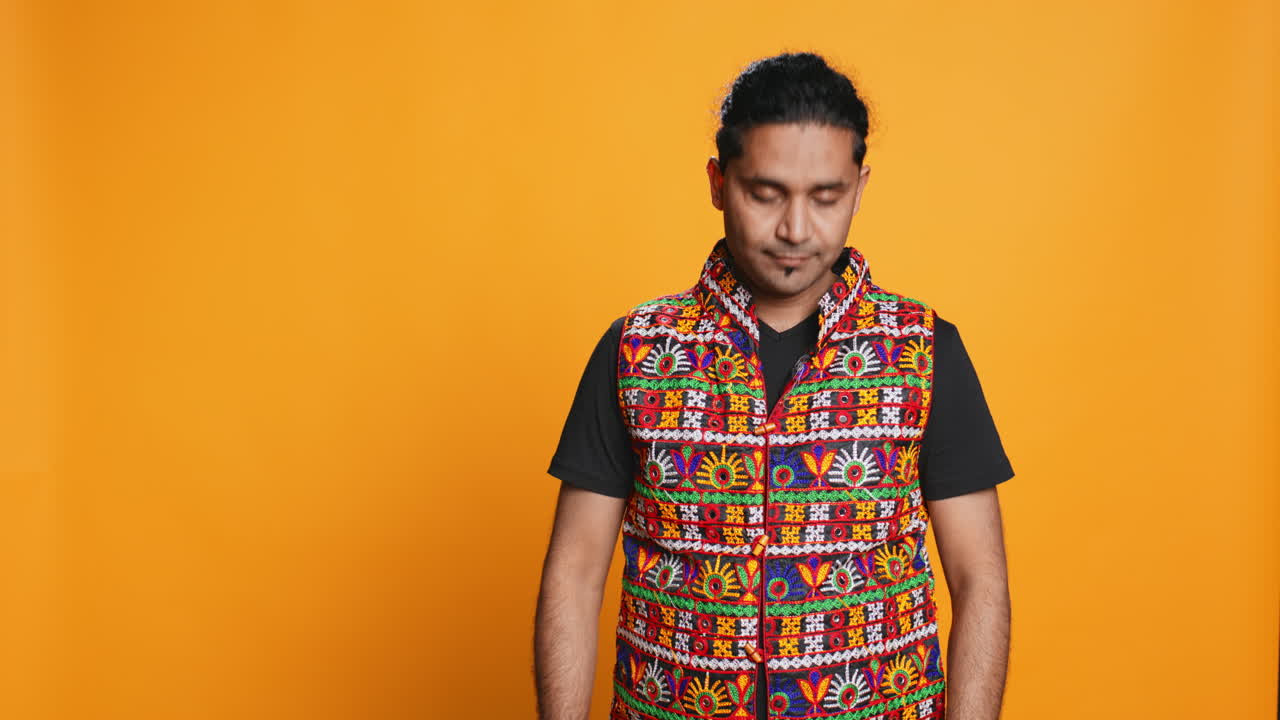 persona amigable mostrando amor haciendo gestos, aislado sobre el fondo del estudio