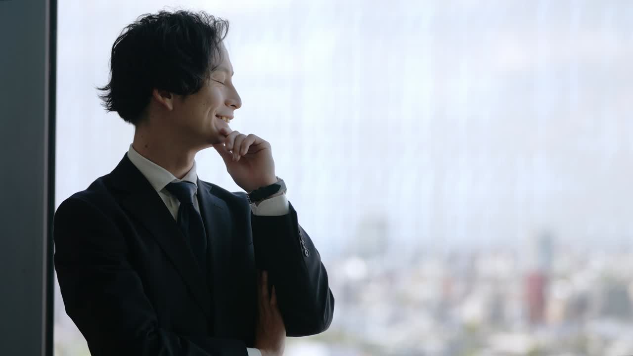 창문 에 서 있는 아시아 사업가 의 초상화