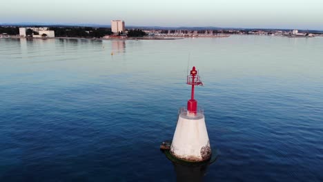 Rote-Boje,-Ein-Verankerter-Schwimmer,-Der-Als-Navigationszeichen-In-Der-Ruhigen-See-Dient-Und-Das-Korallenriff-Markiert