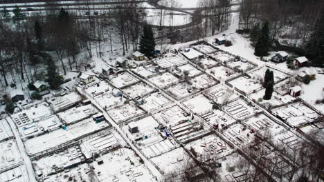 Jardines-Comunitarios-Cubiertos-De-Nieve-En-Kortedala,-Gotemburgo-Durante-El-Invierno,-Vista-Aérea