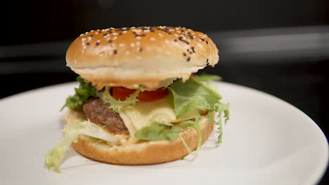 Hamburguesa-Casera-Con-Lechuga-Fresca,-Tomate-Y-Queso-En-La-Mesa