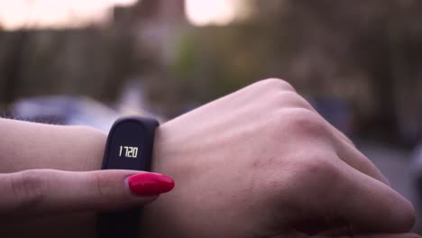 mujer con un rastreador de fitness