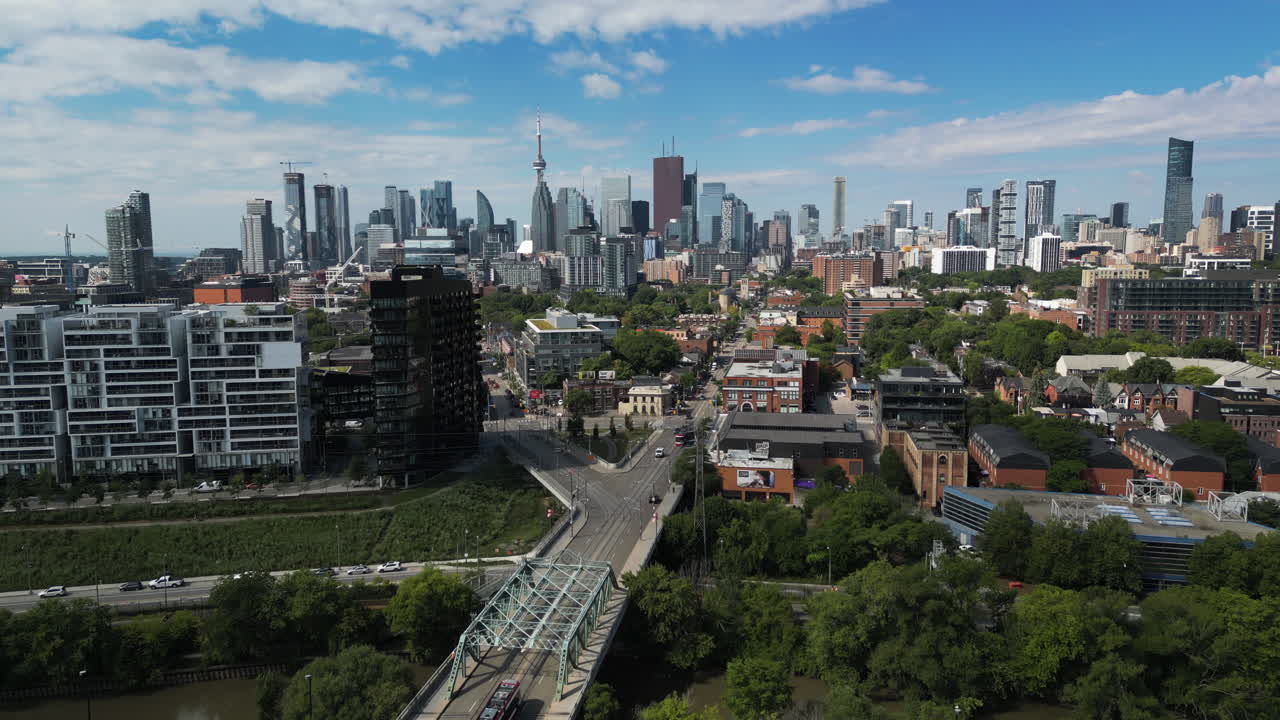 Ripresa drone in 4K sopra il lato est di Toronto, con lo skyline del centro sullo sfondo