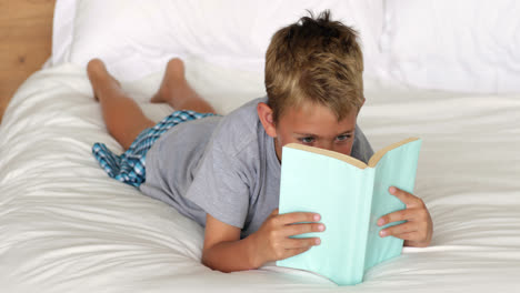 Little-boy-reading-on-bed