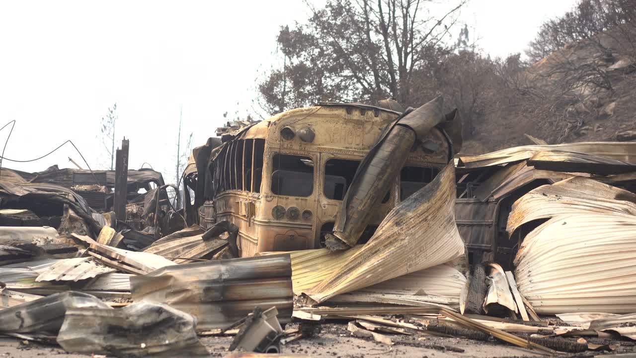 Scuola e autobus bruciato dopo che un incendio boschivo distrugge la città