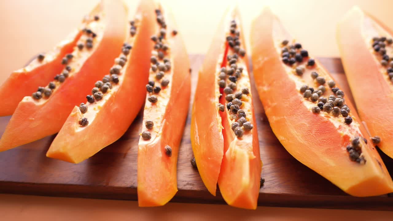 una rebanada de papaya en una tabla de cortar