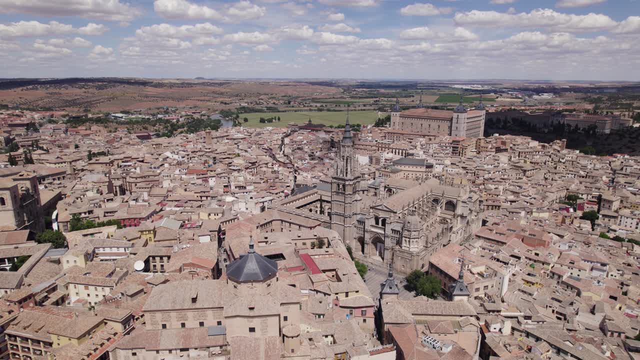 상징적인 산타 이글레시아 대성당 프리마다가 있는 톨레도의 공중 전망