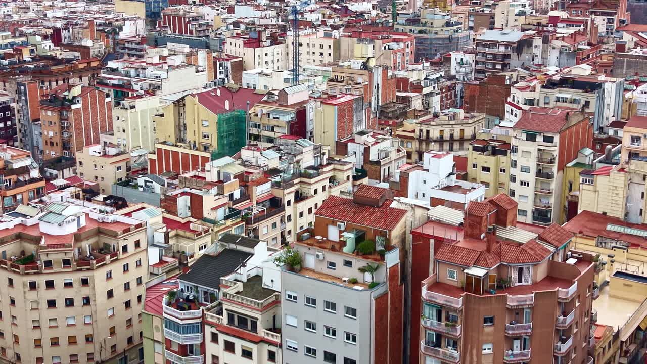 Paesaggio urbano denso con edifici residenziali fitti nel quartiere El Baix Guinardó dall'alto, Barcellona, Catalogna, Spagna