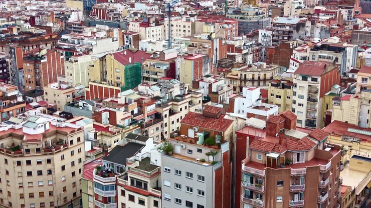 Paesaggio urbano denso con edifici residenziali fitti nel quartiere El Baix Guinardó dall'alto, Barcellona, Catalogna, Spagna