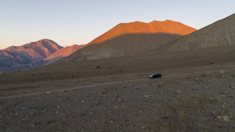 desierto del norte de chile dunas de arena coche pasando por avión no tripulado crepúsculo mañana cielo despejado