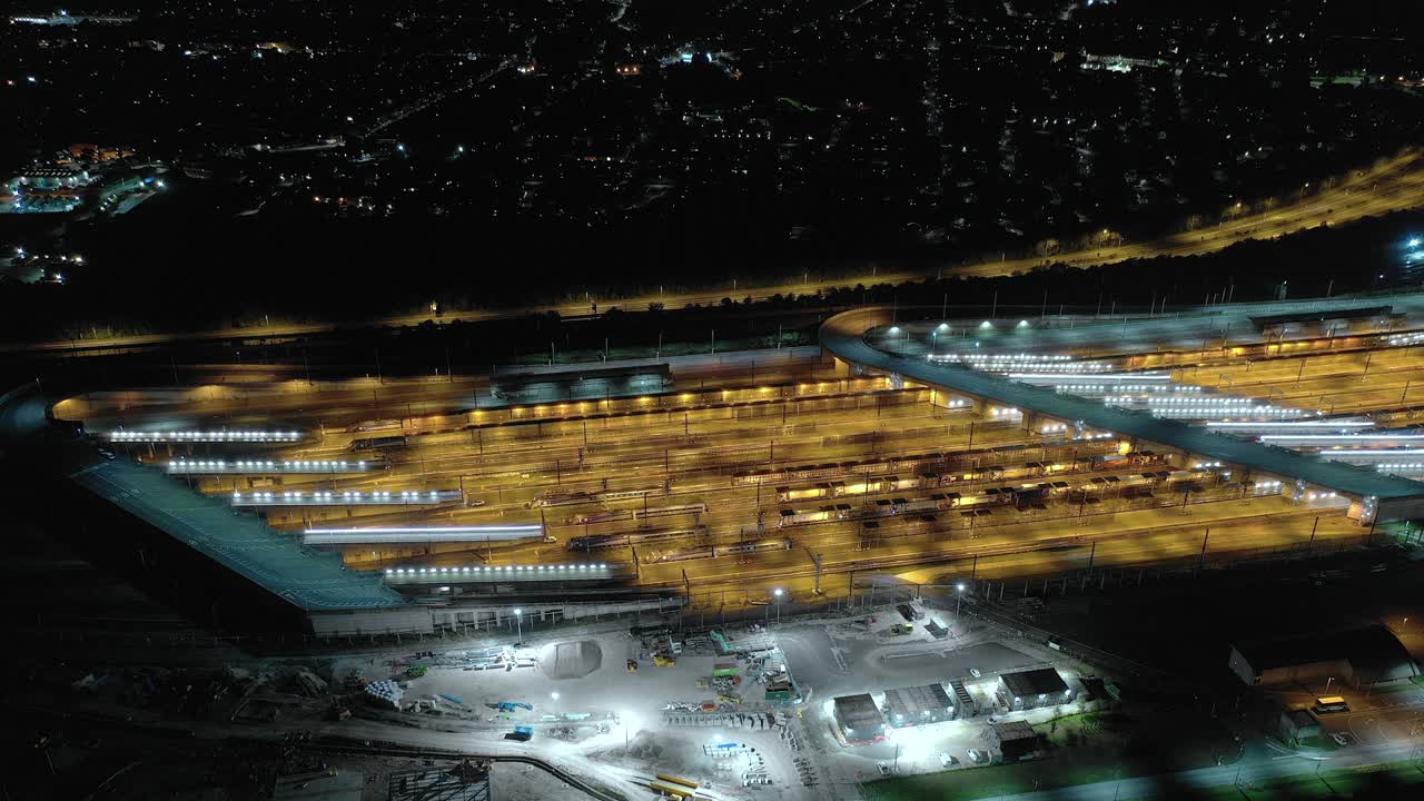 열차로 운송하기 위해 모터레일 서비스에 도착하고 출발하는 차량