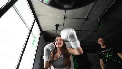 sesión de entrenamiento de boxeo femenino