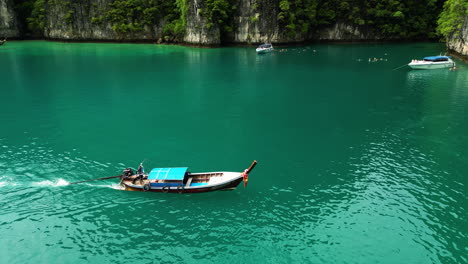 Boat-sailing-into-Pi-Leh-lagoon-on-Phi-Phi-island,-aerial-view