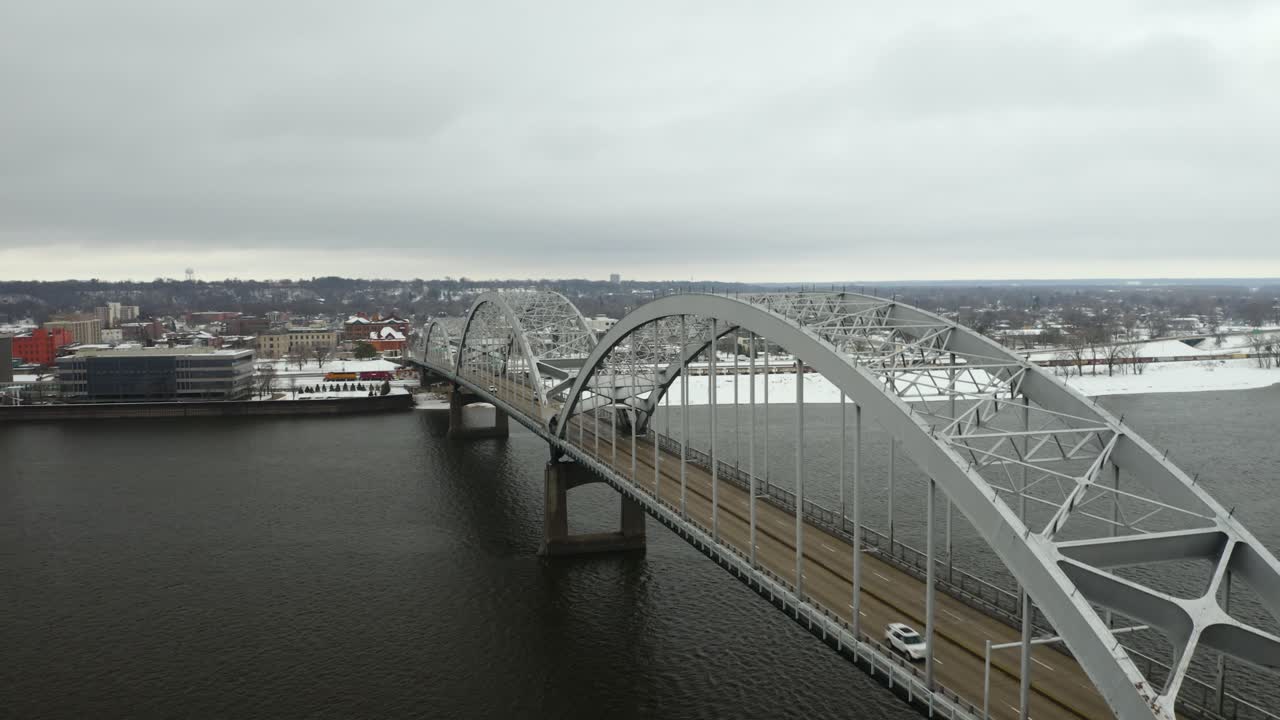 toma aérea de los autos que cruzan el río mississippi en el puente centenario en invierno