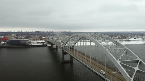 Toma-Aérea-De-Los-Autos-Que-Cruzan-El-Río-Mississippi-En-El-Puente-Centenario-En-Invierno