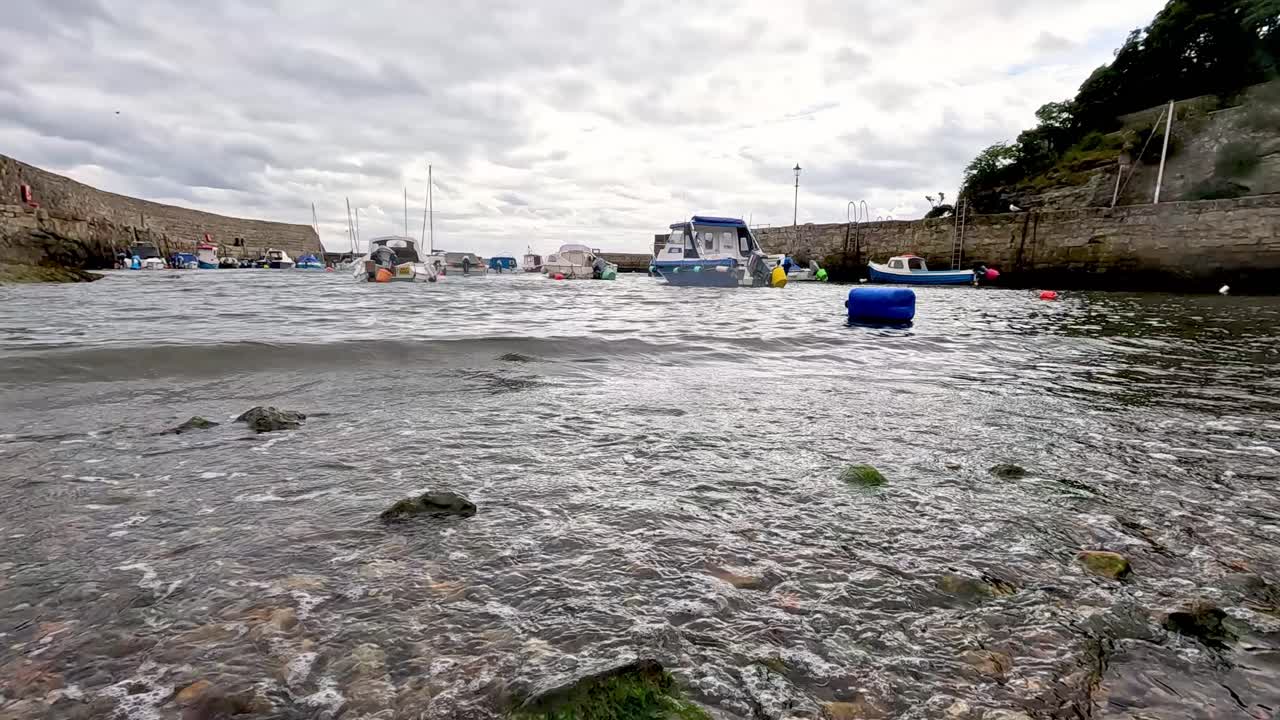 barco que se acerca al muelle en dysart, fife, escocia
