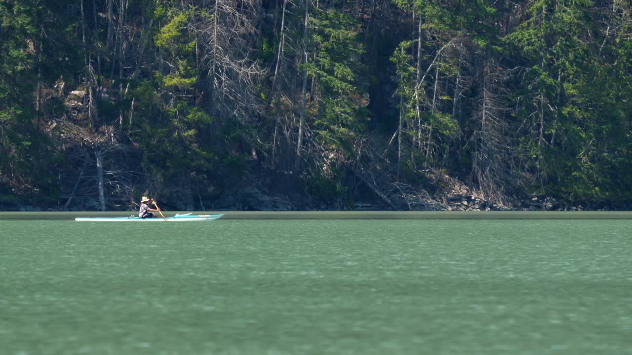 리루 ⁇  호수, b.c., 캐나다 에서 로잉 보트 를 타고 있는 사람