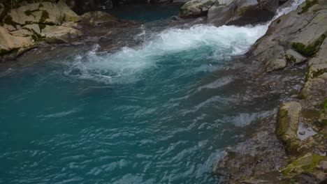 río de agua azul cristalina entre rocas en la selva tropical de costa rica con agua azul