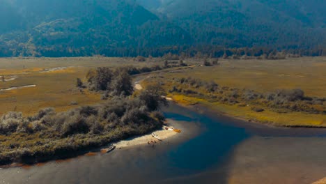 Eine-Gruppe-Von-Menschen-Geht-In-Einem-Seichten-Fluss-Schwimmen