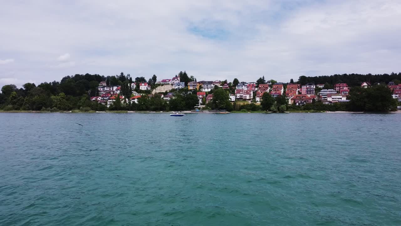 A panoramic landscape depicting the beauty of the lake and the idyllic nature of the settlement in the background from the location of the video.