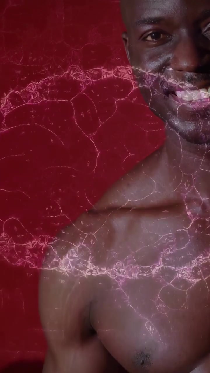Video verticale: Uomo che rimuove il coperchio, mostrando polvere in un contenitore, inclinando mentre un effetto rosa scoppiettante alimenta il fitness