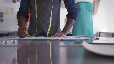 hombre de raza mixta trabajando en una oficina de moda