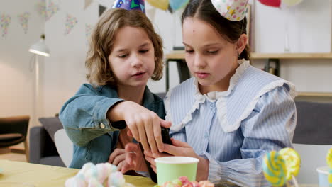 Kinder-Auf-Einer-Geburtstagsfeier