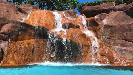 Wasserfall-Fließt-In-Einen-Pool-Im-Hyatt-Regency-Maui-Resort-And-Spa---Maui,-Hawaii