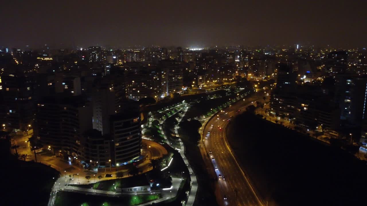 video nocturno de un dron de una calle llamada "bajada armendáriz" un dron sobrevuela y gira de izquierda a derecha
