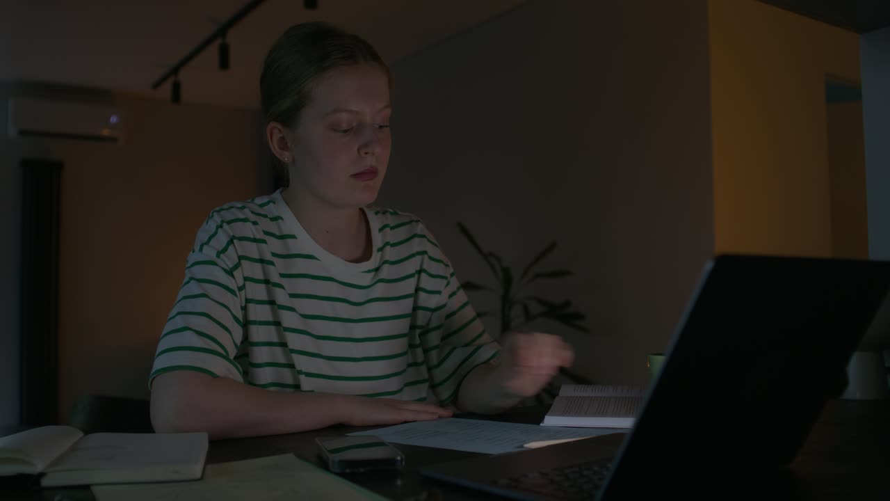 mujer estudiando tarde en la noche