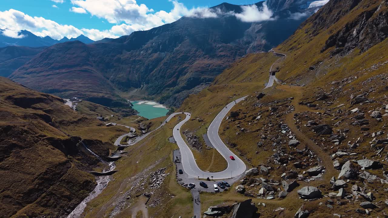 Magnifica campagna con una montagna e un fiume panoramici, Austria.