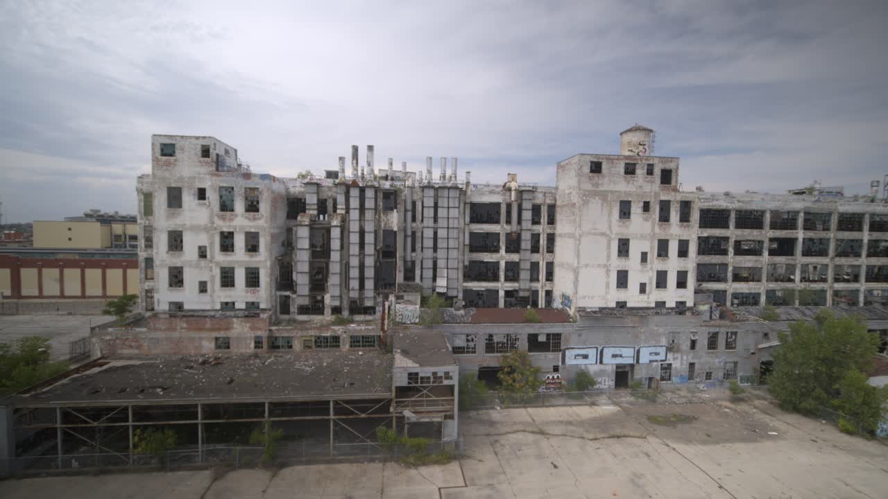 vista de dron 4k de planta de fabricación abandonada en detroit-16