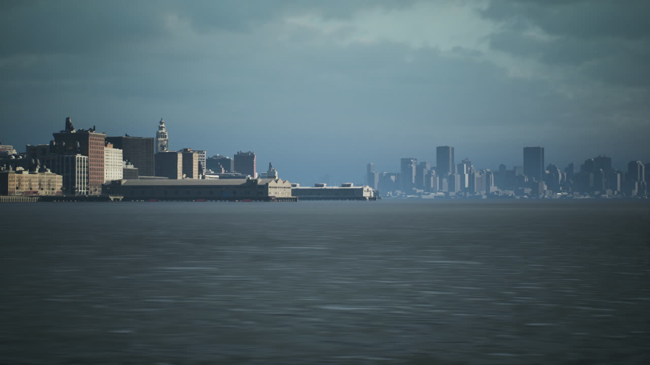 오후 늦게 구름이 가득한 하늘 아래 해변에서 볼 수 있는 도시 스카이 라인