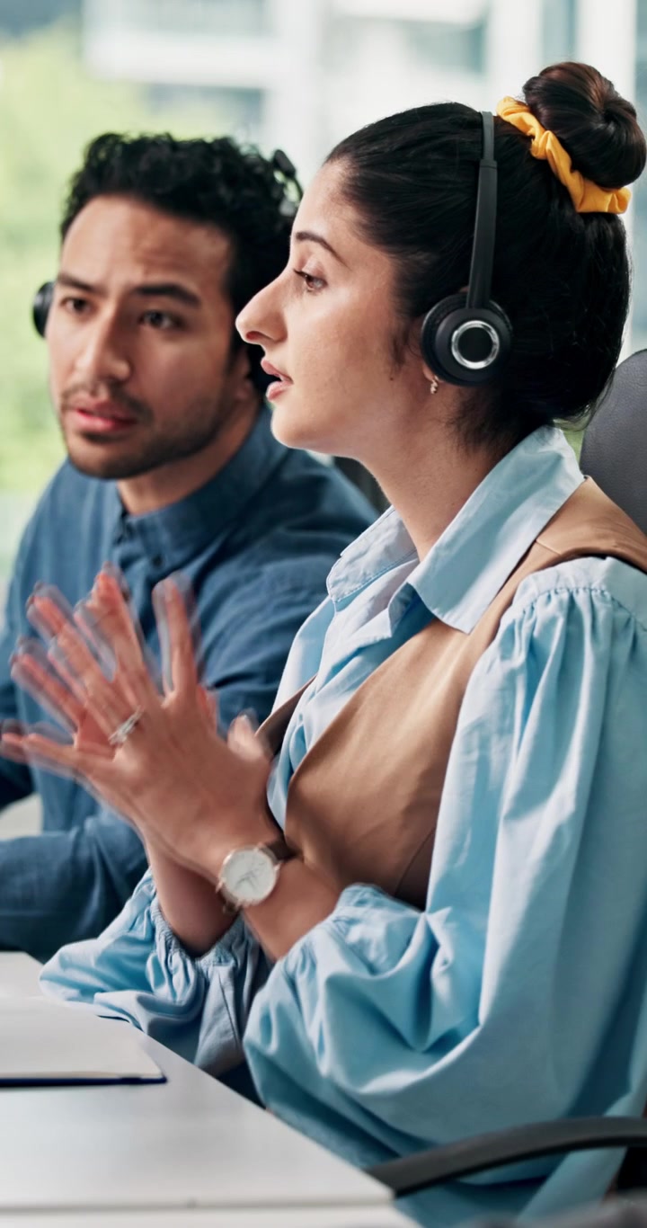 Colleghi con le cuffie che discutono di lavoro in un ufficio moderno