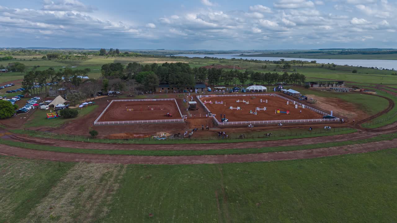 hiperlapso orbital de una carrera de caballos