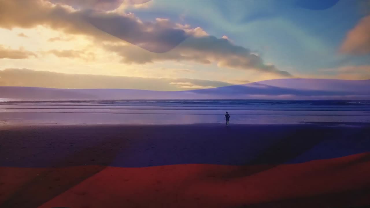 Composizione digitale della bandiera della Russia che sventola su sfondo di un uomo con tavola da surf che cammina sulla spiaggia