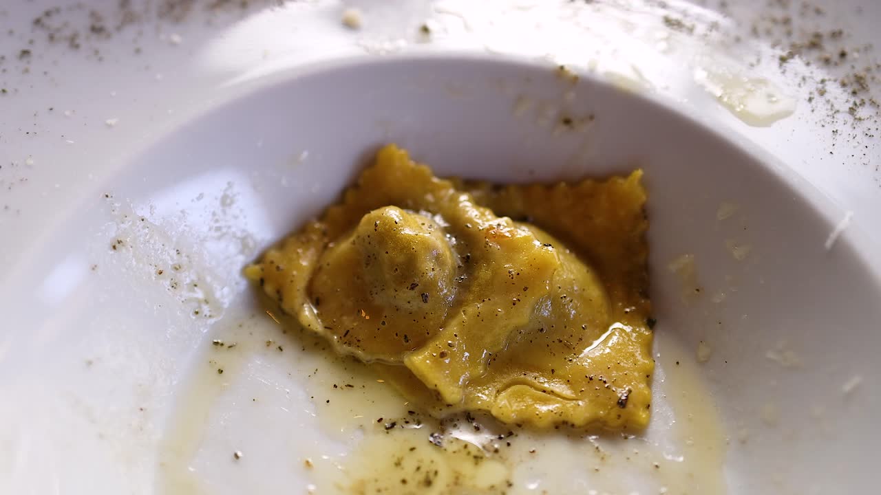 un solo pedazo de ravioli en salsa de queso