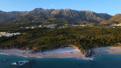 Costa-Mediterránea-De-Albania-Con-Hermosas-Playas-Y-Resort-De-Vacaciones-De-Lujo-Cerca-Del-Mar-Y-Las-Montañas