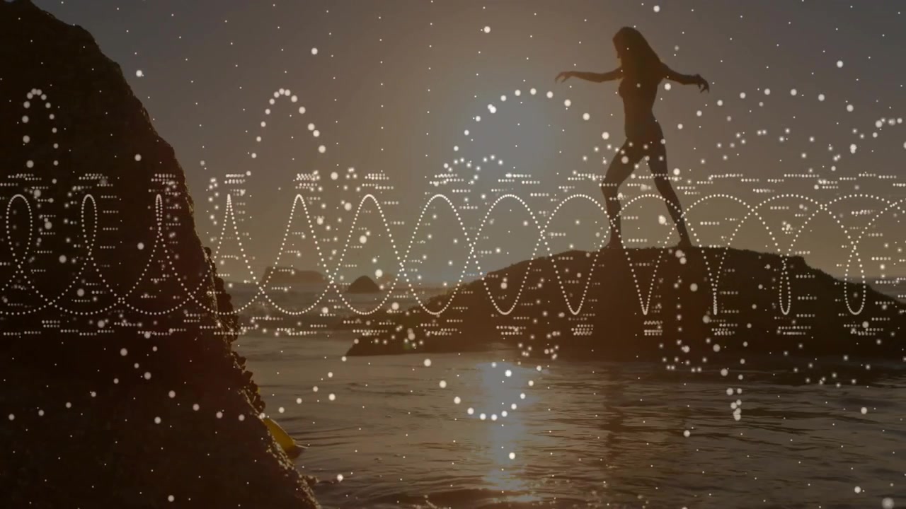 Donna che cammina in equilibrio lungo un crinale vicino al mare con il sole basso, in costume da bagno e con una sovrapposizione puntinata, con spazio per il testo.