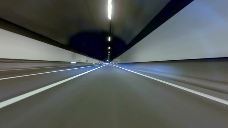 Guida veloce attraverso un tunnel con preponderanza al centro. Ripresa del veicolo
