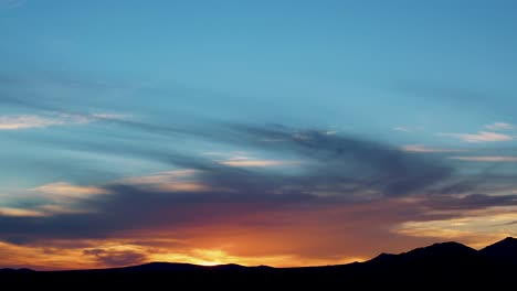 Timelapse-Del-Amanecer-En-El-Desierto-De-Mojave-Con-Olas-De-Colores-Vibrantes-En-Las-Nubes