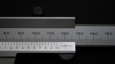 calibres a vernier que han terminado de medir y se están cerrando rápidamente