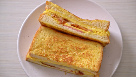 sándwich de tostadas francesas caseras jamón tocino queso con huevo