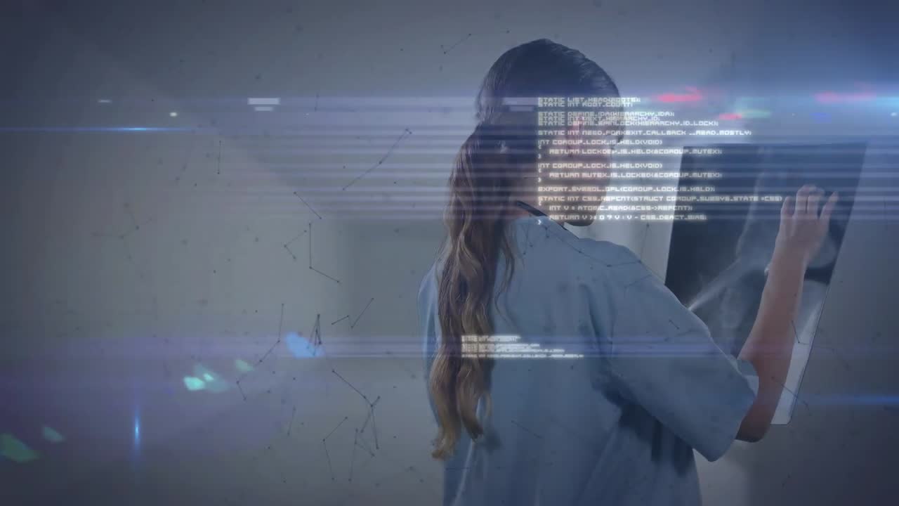 animación del procesamiento de datos sobre una médica que sostiene una exploración de rayos x