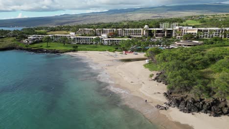 Hapuna-beach-residence-resort-building-by-the-coast,-Hawaii,-USA,-aerial