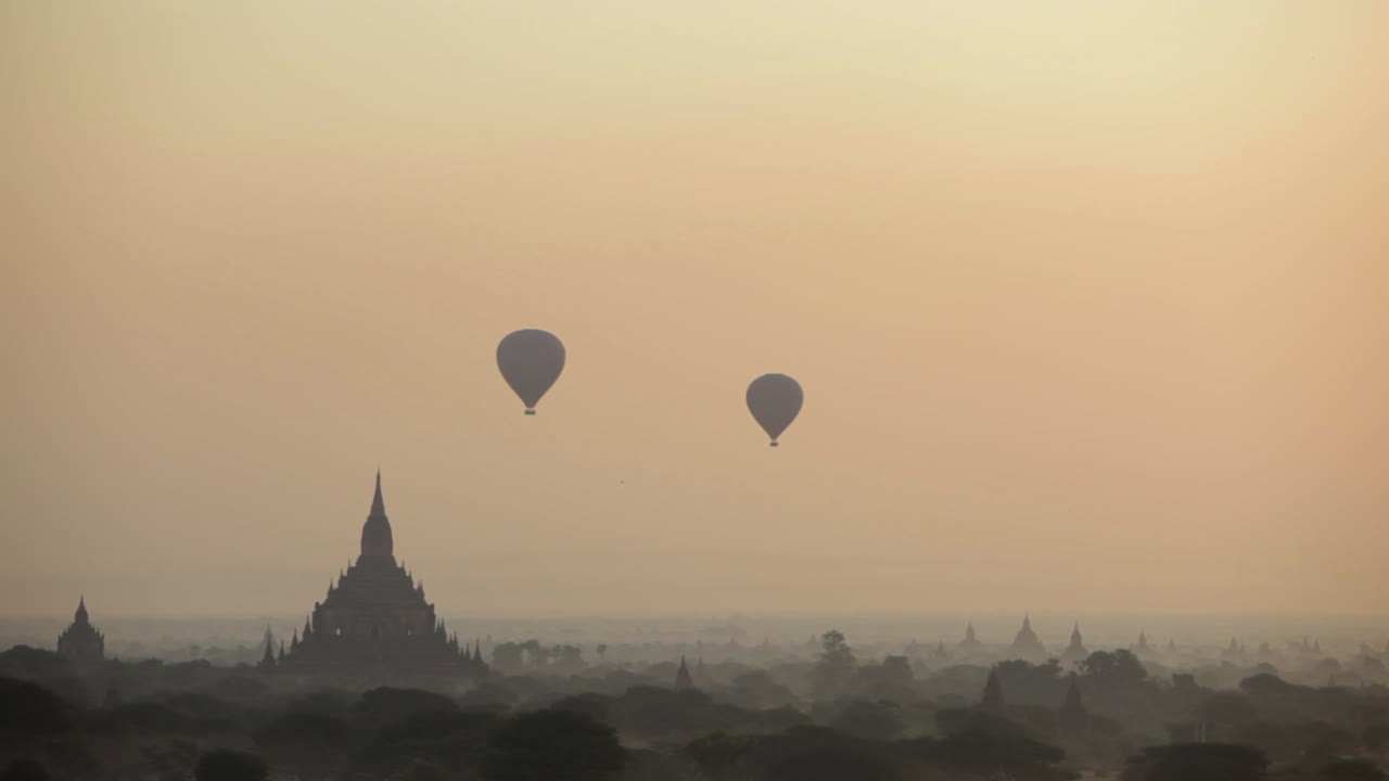 Mongolfiere si innalzano vicino agli incredibili templi di Pagan Bagan, Birmania Myanmar 2