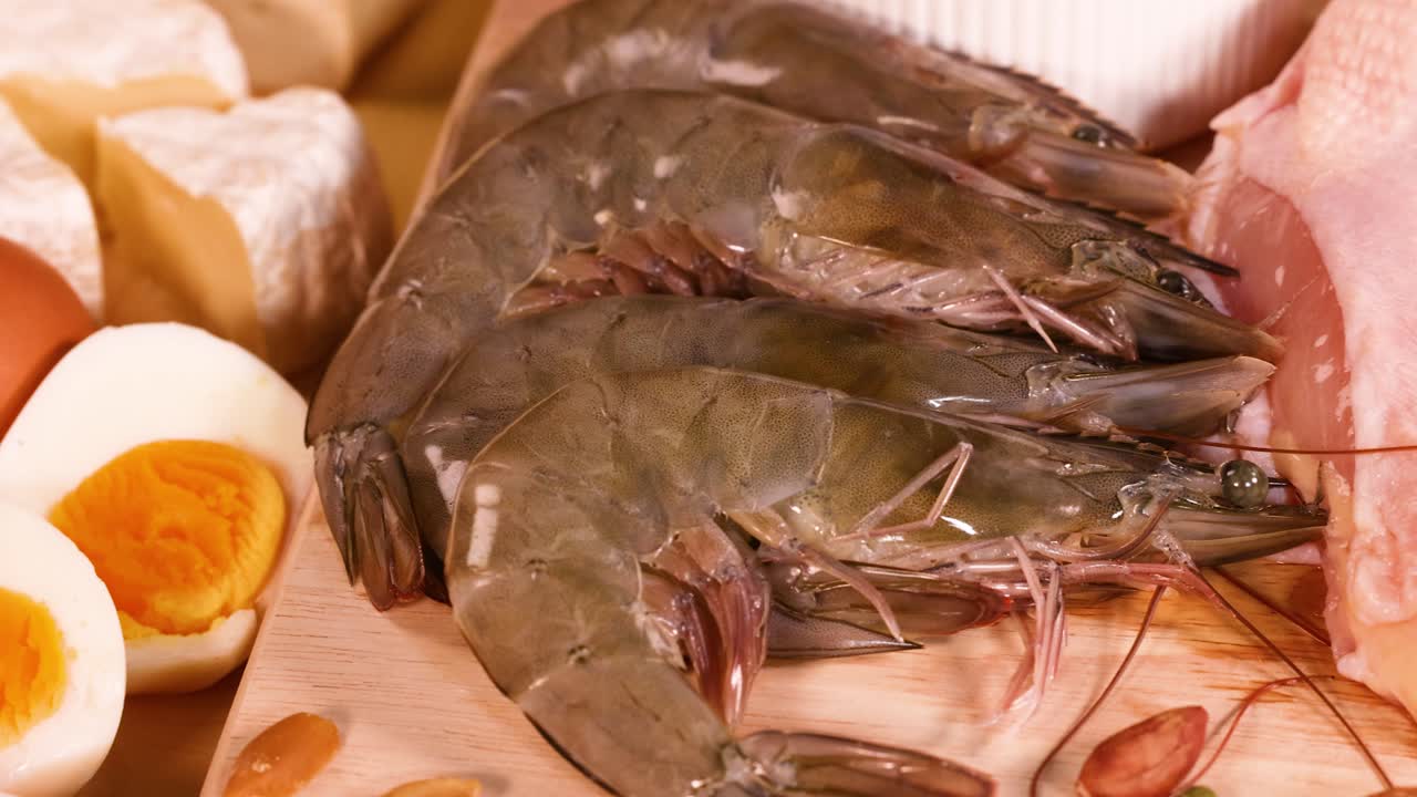 variedad de fuentes de proteínas, incluidas la carne y los mariscos