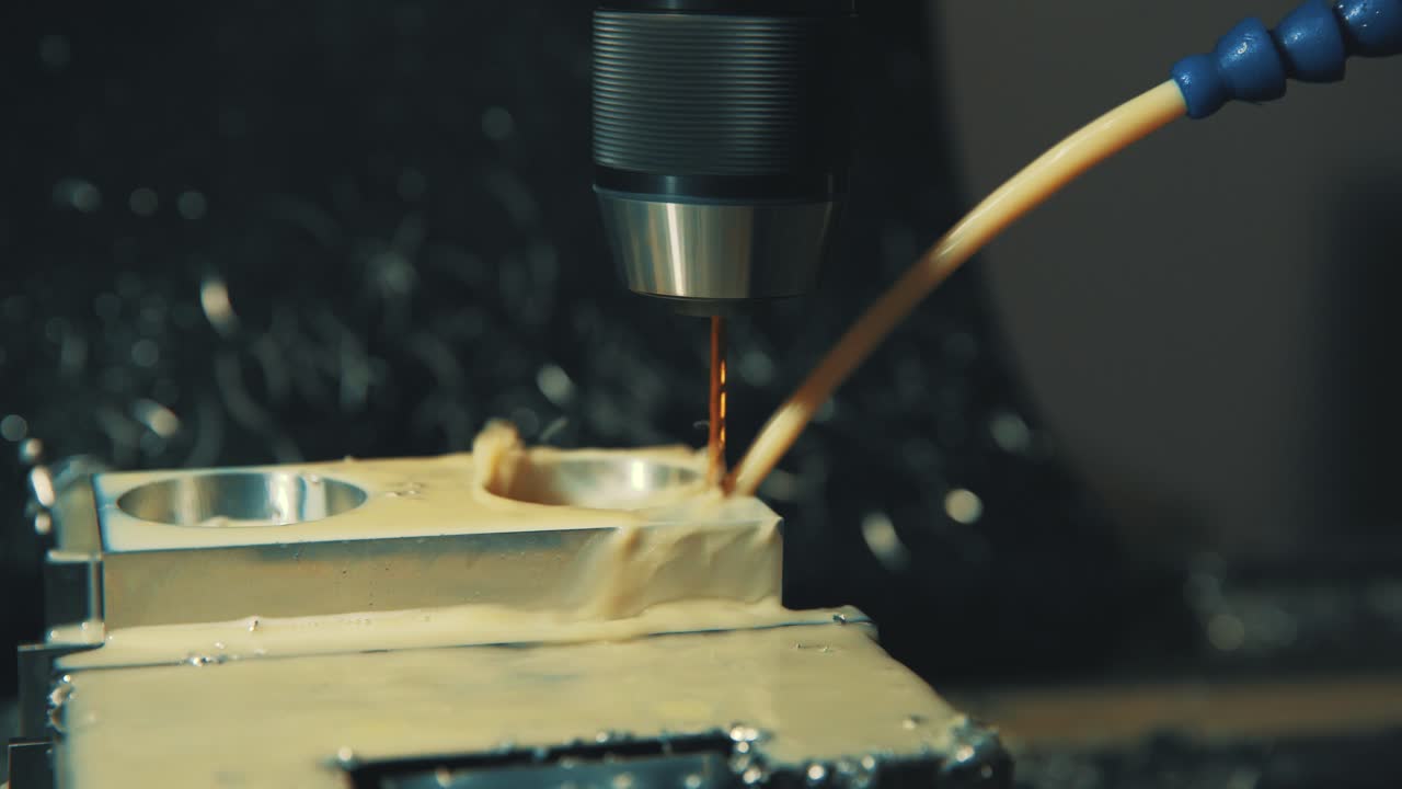 금속 드릴과 톱 4k를 사용하여 금속판에 구멍을 뚫습니다.