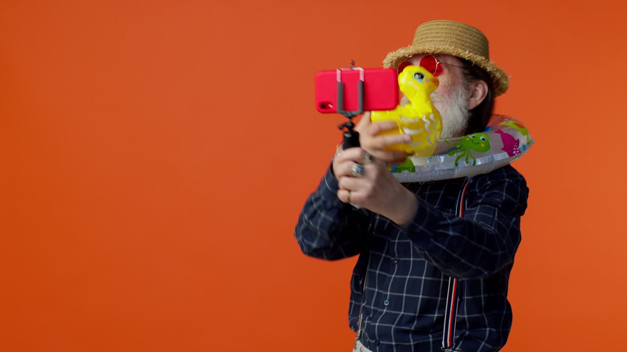 blogger viajero abuelo maduro con gafas de sol, tomando selfies en el teléfono móvil, llamada de video en línea