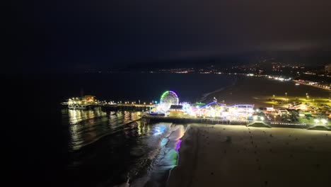 Muelle-De-Santa-Mónica-En-La-Noche,-Atracciones-De-Luz-Brillante-Del-Parque-Pacífico,-Vista-Aérea